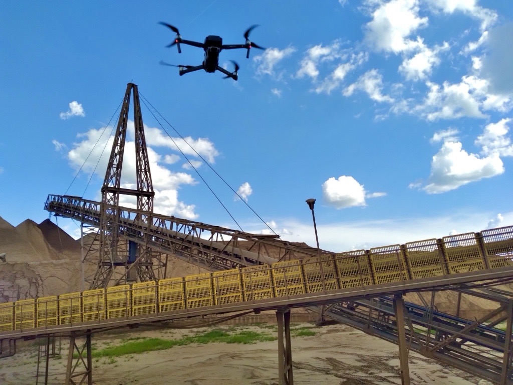 Drone realizando inspeção em planta industrial